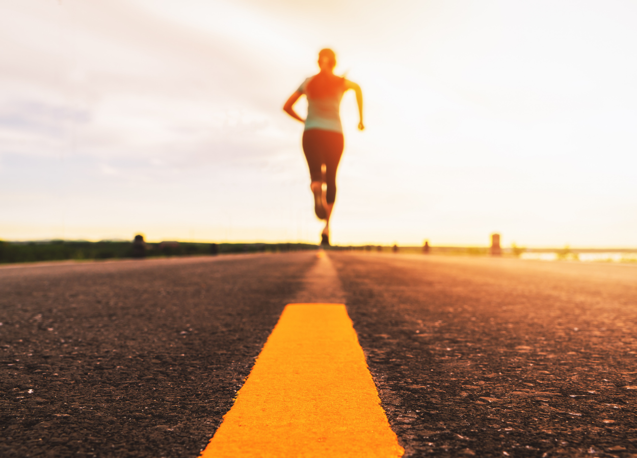 Спортсмен бежит по дорожке. Бежит дорожка дальше в август. Принц грящ бежит по дорожке. Что лучше бег по дорожке. Что значит дорожка бежит.